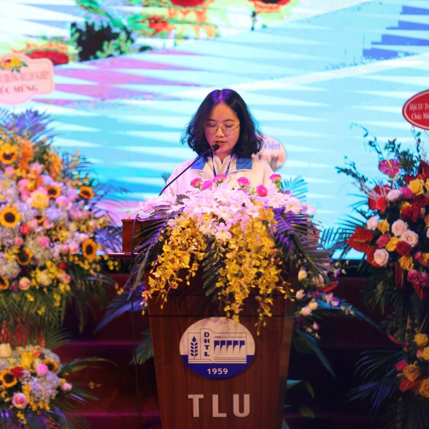 Vân Anh tích cực, tiên phong trong các hoạt động Đoàn - Hội do Khoa, Trường tổ chức. Vân Anh tích cực, tiên phong trong các hoạt động Đoàn - Hội do Khoa, Trường tổ chức.