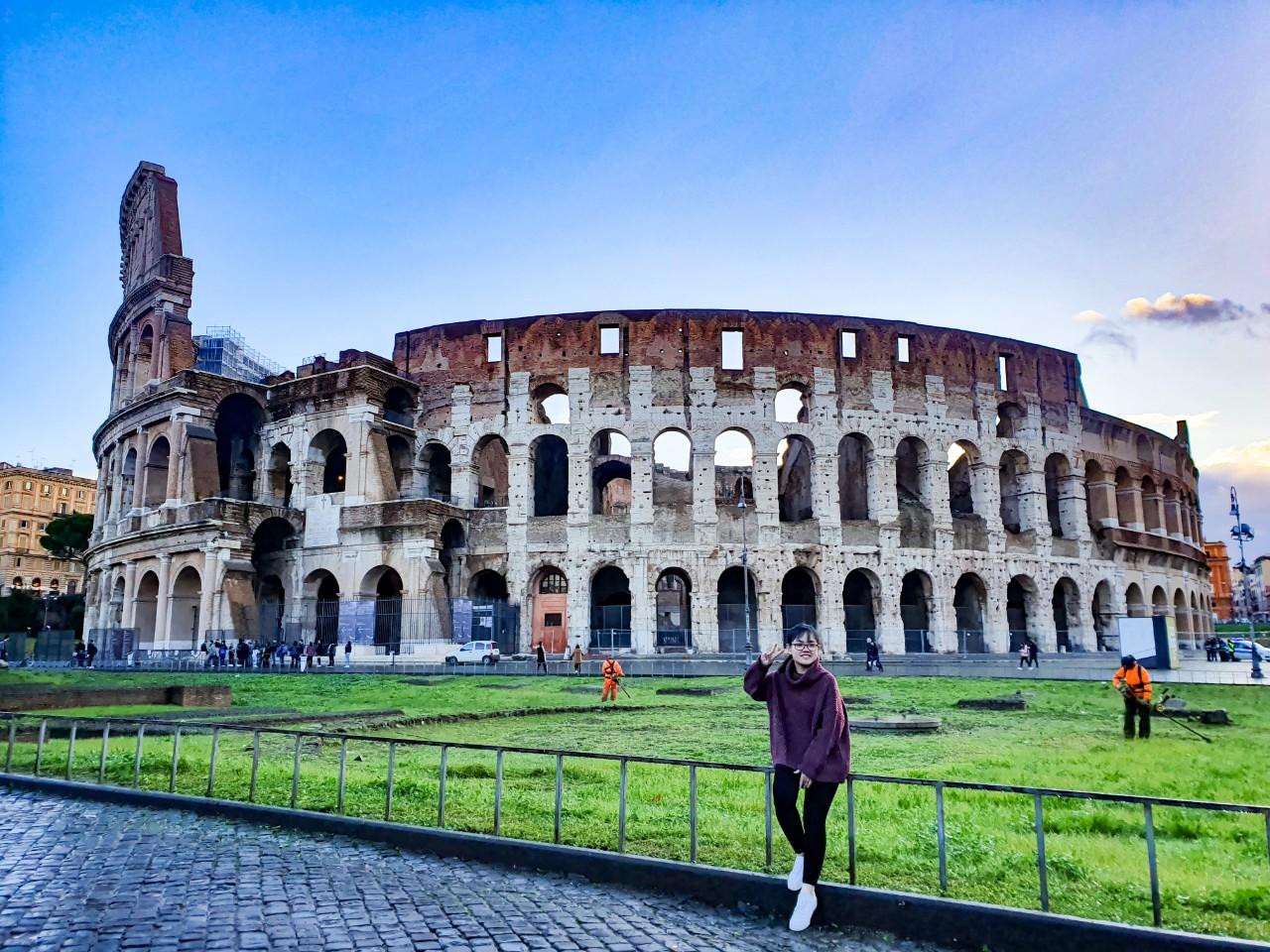 Hoài Phương tại Đấu trường La Mã Colosseum, thành phố Roma. Hoài Phương tại Đấu trường La Mã Colosseum, thành phố Roma.