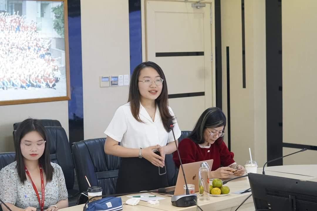 Hoa Minh trình bày tại Hội nghị khoa học ở trường Đại học Ngoại thương. Hoa Minh trình bày tại Hội nghị khoa học ở trường Đại học Ngoại thương.