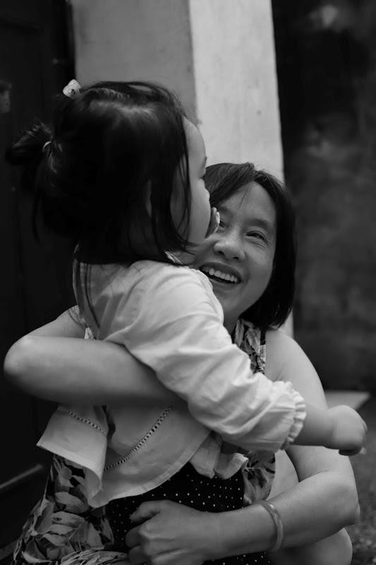 Hình ảnh về mẹ được phác họa qua khung hình đen trắng tối giản.