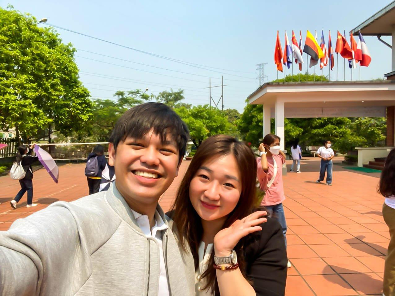 Jan Aldrick Sales Sendaydiego cùng người bạn quốc tế. Jan Aldrick Sales Sendaydiego cùng người bạn quốc tế.