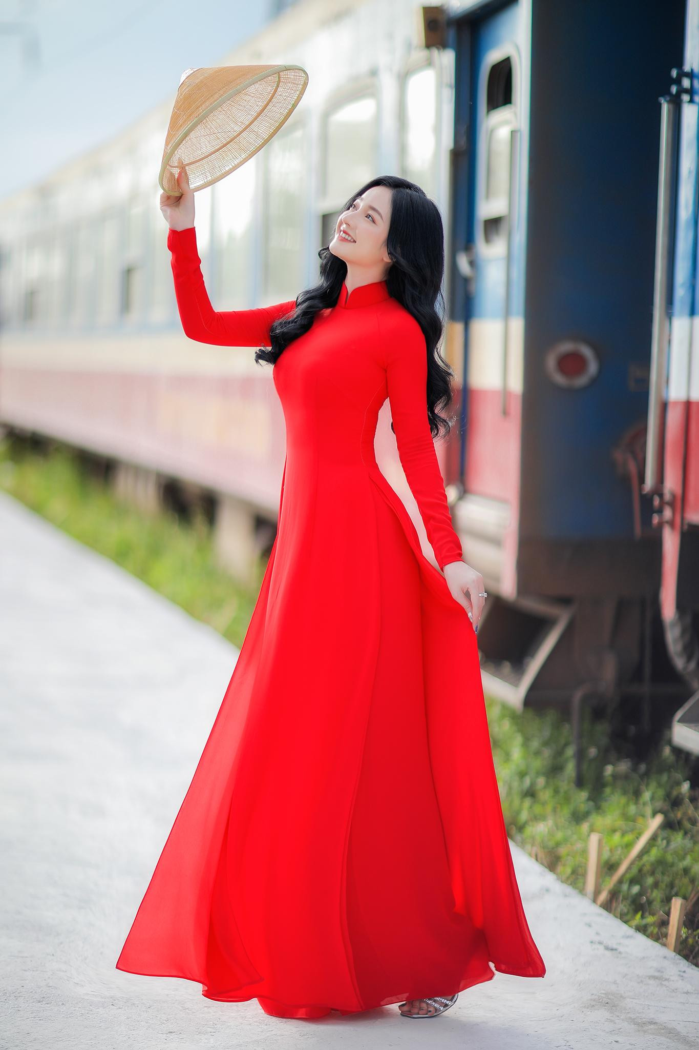 Thiếu nữ Sài Thành thả dáng với áo dài đỏ.