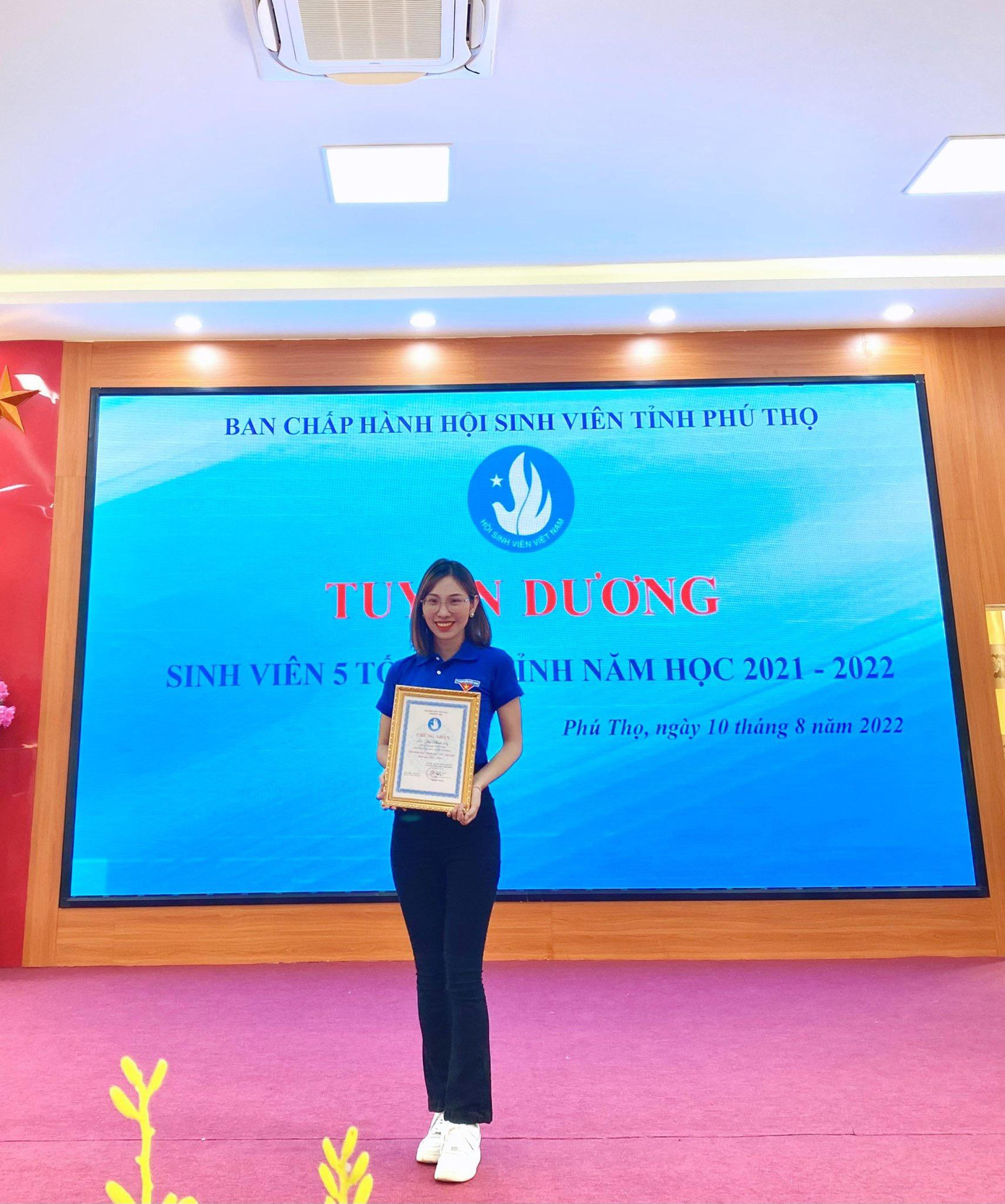 Khánh Ly vinh dự nhận Giấy chứng nhận Sinh viên 5 tốt cấp tỉnh.