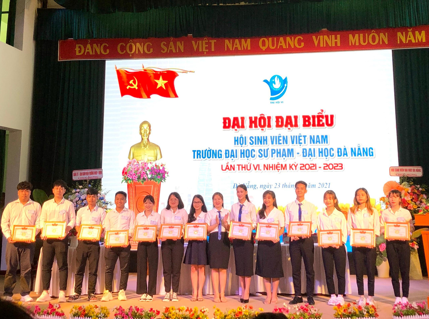 Mỗi tấm bằng khen như tiếp thêm động lực lớn lao để cô tiếp tục chinh phục mục tiêu ở phía trước.