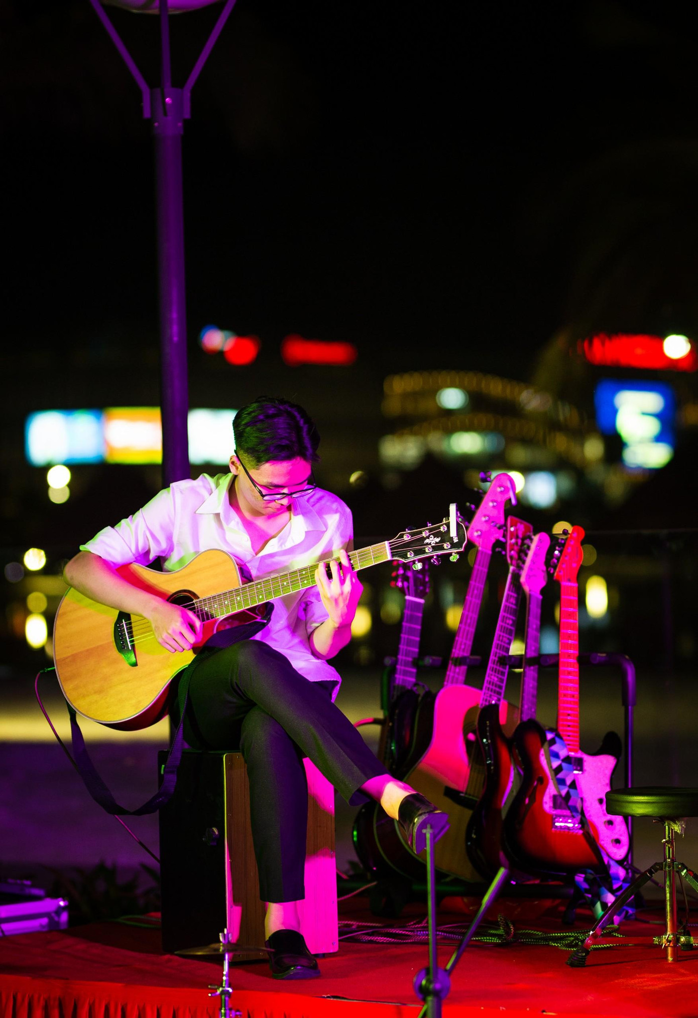 Biểu diễn trong sự kiện bán vé của câu lạc bộ âm nhạc VinUni.