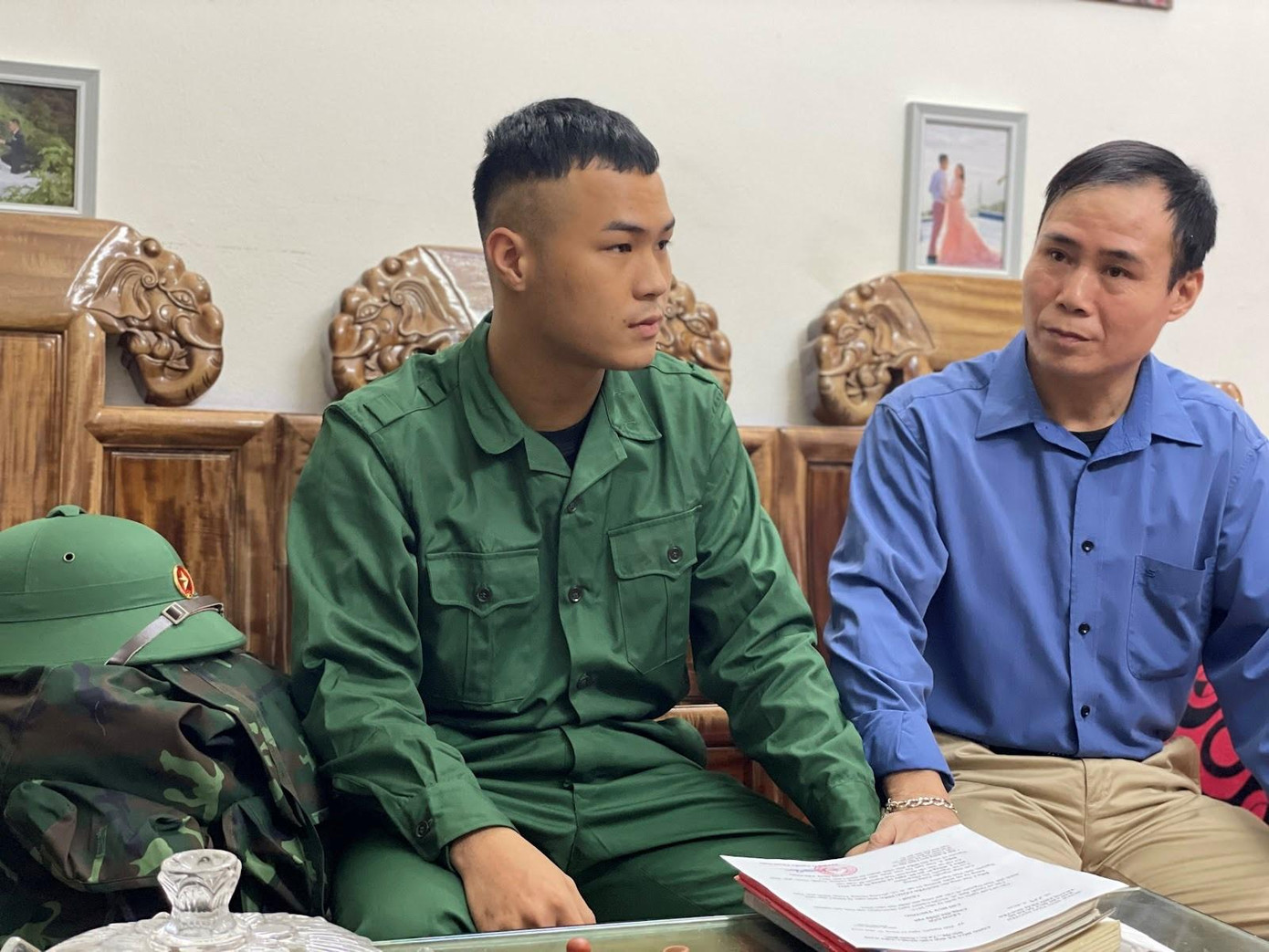 Hai bố con Hiếu đang tâm sự, trò chuyện trước giây phút lên đường. Hai bố con Hiếu đang tâm sự, trò chuyện trước giây phút lên đường.