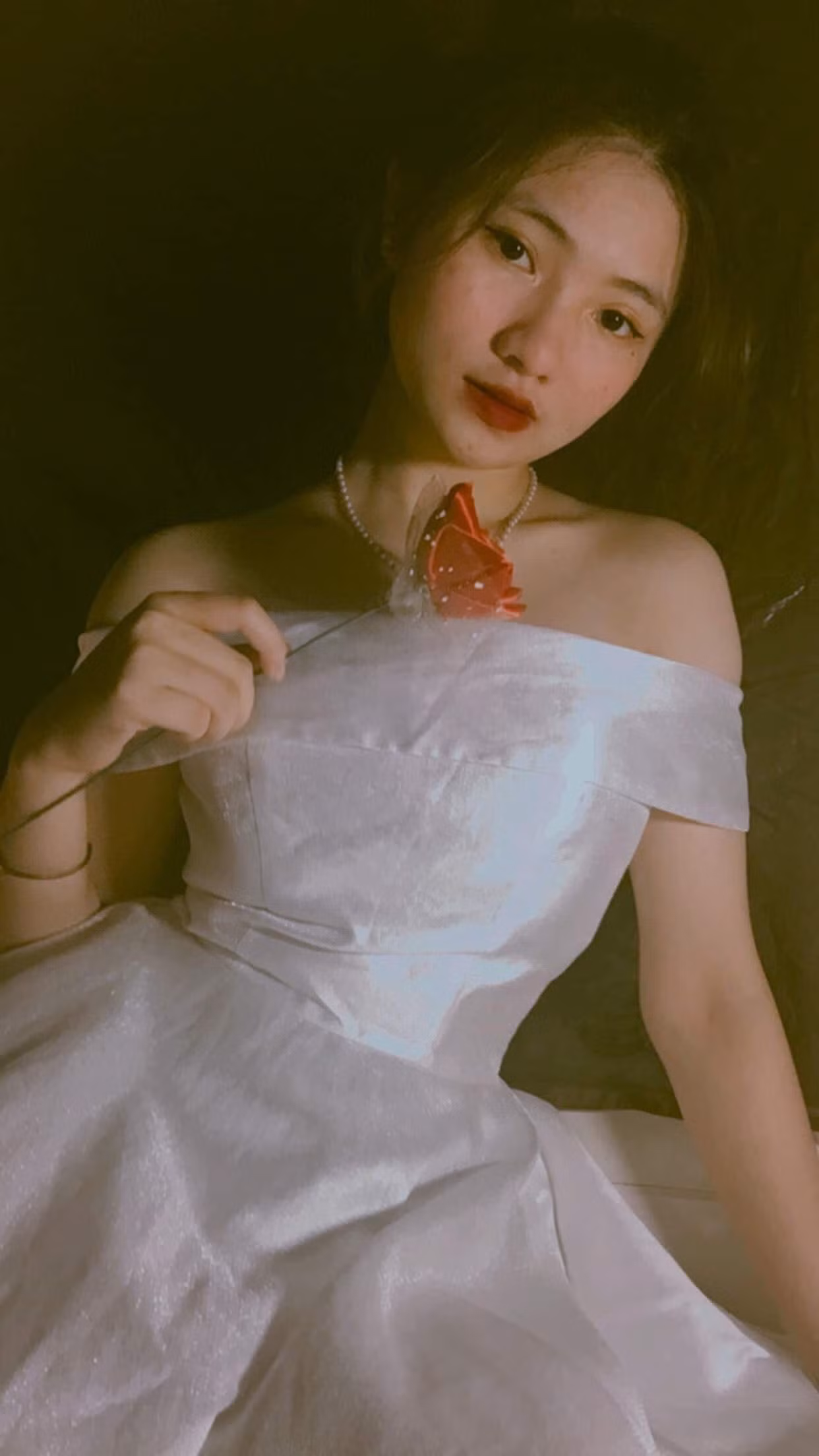 Từng là nạn nhân của bạo lực học đường, Huệ đã mặc kệ những lời dèm pha của mọi người, cố gắng học tập vươn lên, trở thành một phiên bản hoàn hảo nhất của bản thân. Từng là nạn nhân của bạo lực học đường, Huệ đã mặc kệ những lời dèm pha của mọi người, cố gắng học tập vươn lên, trở thành một phiên bản hoàn hảo nhất của bản thân.