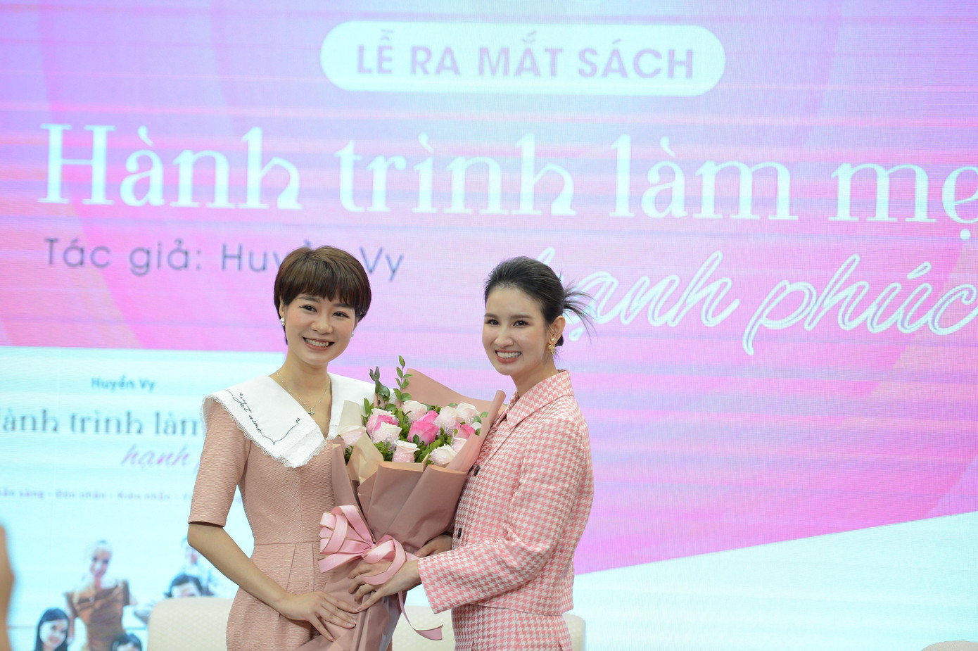 Tác giả Huyền Vy tặng hoa cảm ơn diễn viên, doanh nhânh Hoàng Kim Ngọc - một trong hai khách mời tham gia giao lưu trên sân khấu tại lễ ra mắt sách. Ảnh: Dương Triều Tác giả Huyền Vy tặng hoa cảm ơn diễn viên, doanh nhânh Hoàng Kim Ngọc - một trong hai khách mời tham gia giao lưu trên sân khấu tại lễ ra mắt sách. Ảnh: Dương Triều