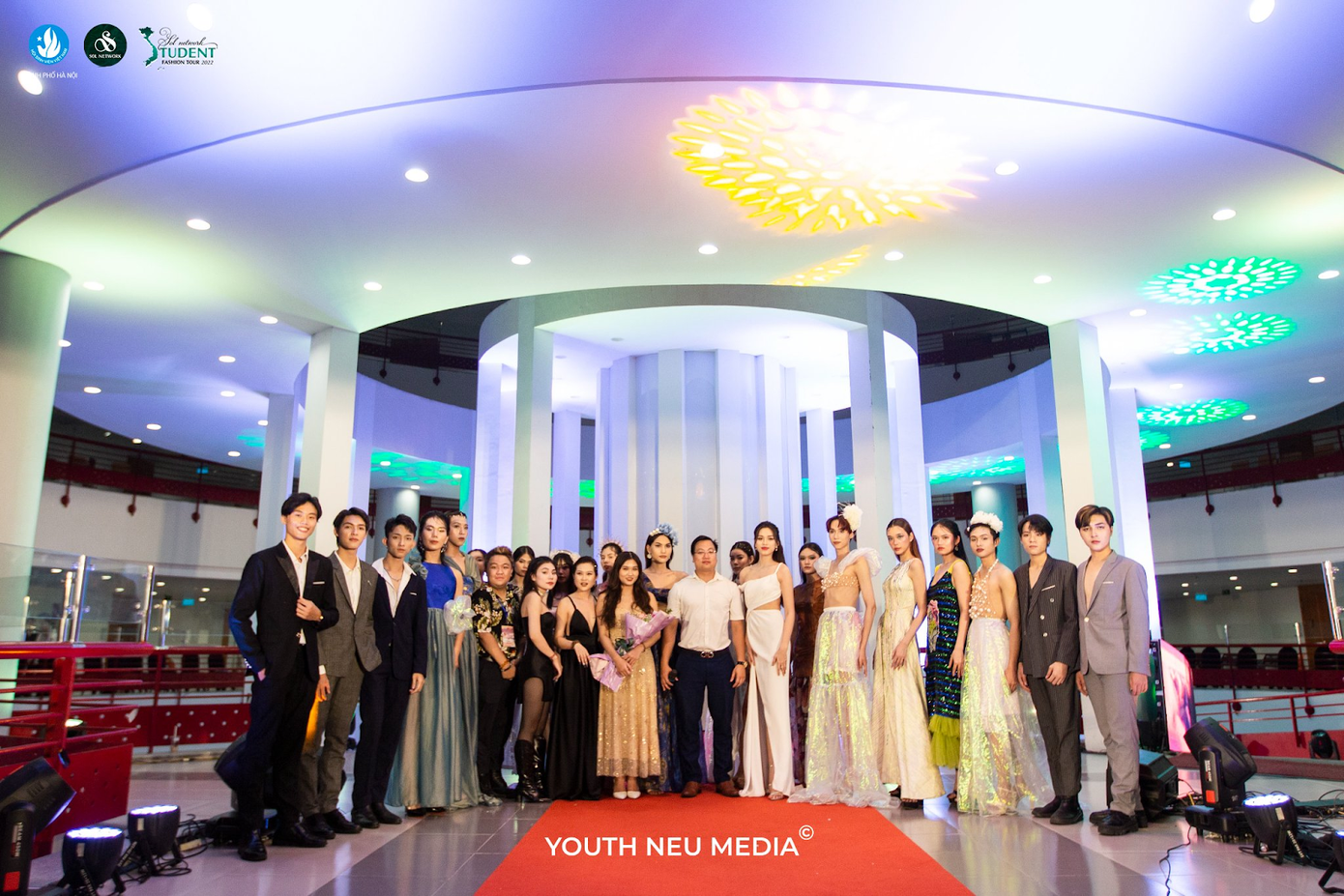 Dàn khách mời và BTC cùng chụp bộ ảnh lưu niệm. Dàn khách mời và BTC cùng chụp bộ ảnh lưu niệm.