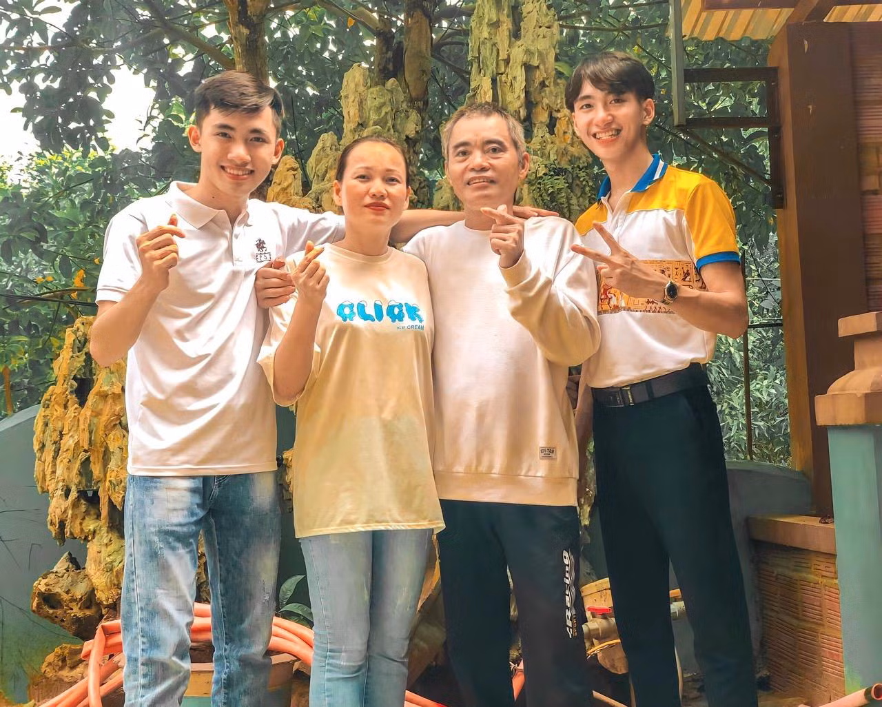 Gia đình là nguồn cổ vũ lớn nhất cho Nhân trên con đường nghệ thuật.