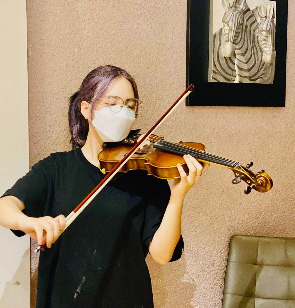 Ngoài những công việc học tập và làm thêm ra Thu Trang còn biết chơi đàn đàn Violin và cưỡi ngựa.