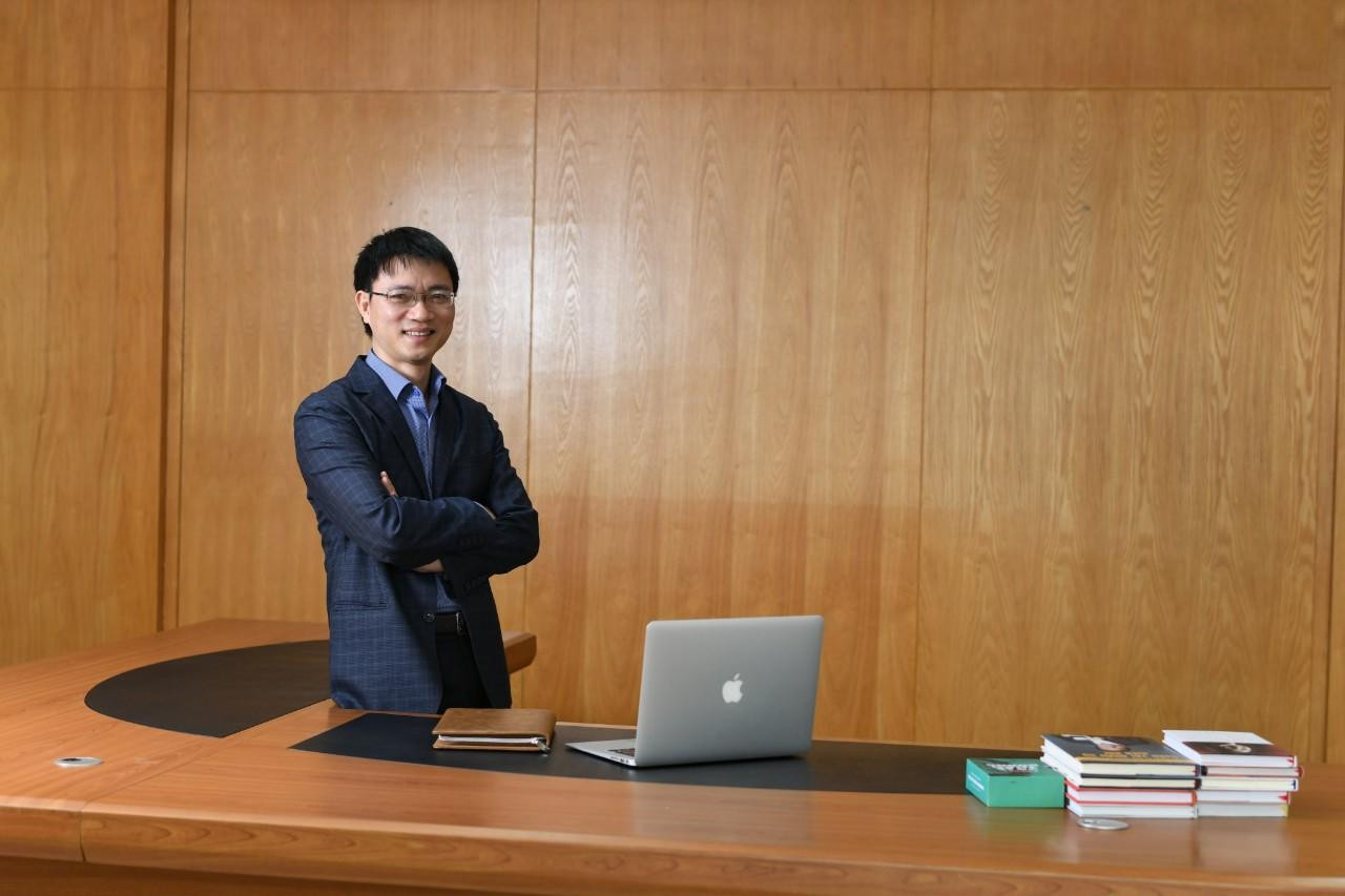 Tác giả, nhà báo Nguyễn Tuấn Anh cũng là diễn giả được yêu thích tại nhiều trường Đại học lớn ở Việt Nam. Ảnh: Thái Thuận Hải. Tác giả, nhà báo Nguyễn Tuấn Anh cũng là diễn giả được yêu thích tại nhiều trường Đại học lớn ở Việt Nam. Ảnh: Thái Thuận Hải.