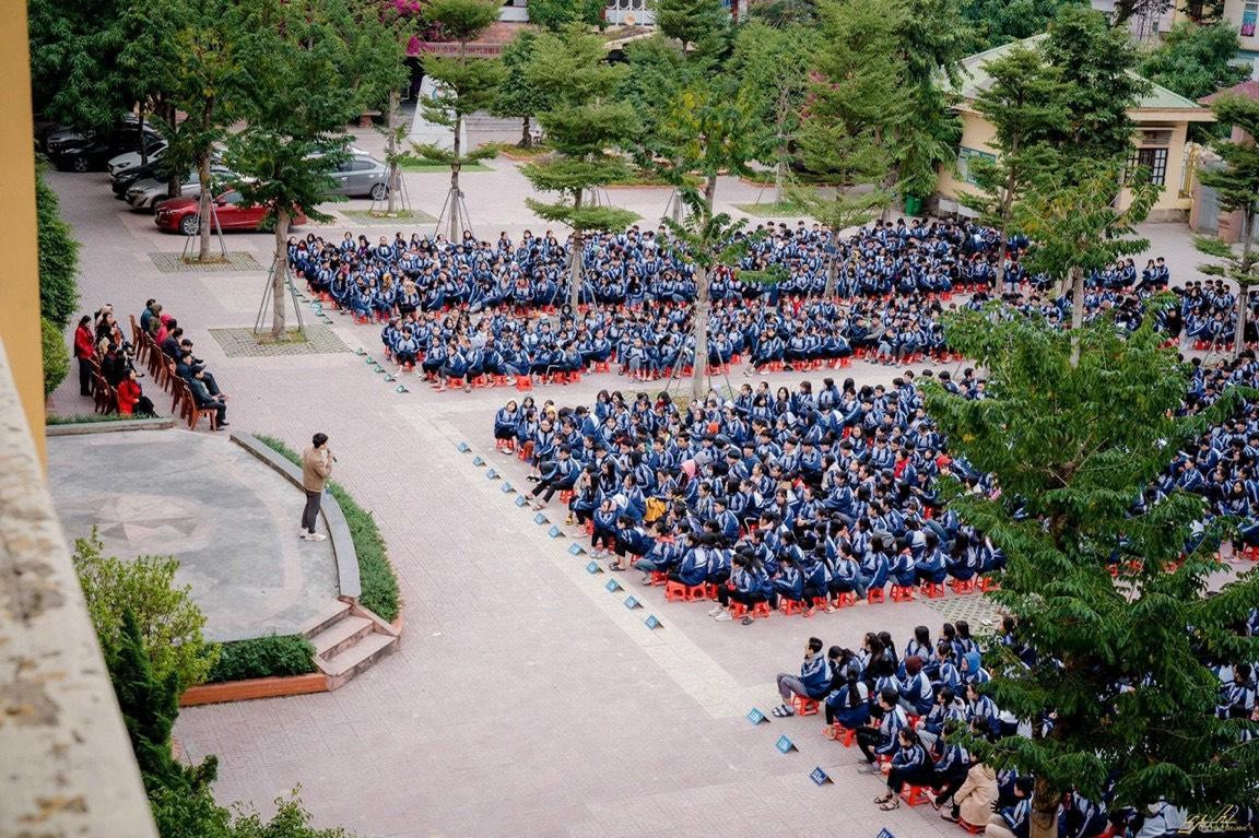 Hình ảnh giảng dạy tại trường THPT Quỳnh Lưu I (1960 học sinh). Hình ảnh giảng dạy tại trường THPT Quỳnh Lưu I (1960 học sinh).