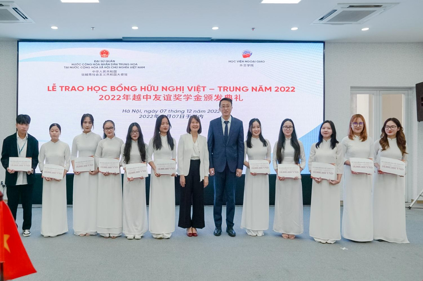 Bà Nguyễn Thị Thìn, Trưởng Ban Đào tạo Học viện Ngoại giao và Ông Quách Tân Thụy, Trưởng Phòng Chính trị Tin tức Đại sứ quán cùng trao Học bổng cho các sinh viên có hoàn cảnh khó khăn. Bà Nguyễn Thị Thìn, Trưởng Ban Đào tạo Học viện Ngoại giao và Ông Quách Tân Thụy, Trưởng Phòng Chính trị Tin tức Đại sứ quán cùng trao Học bổng cho các sinh viên có hoàn cảnh khó khăn.