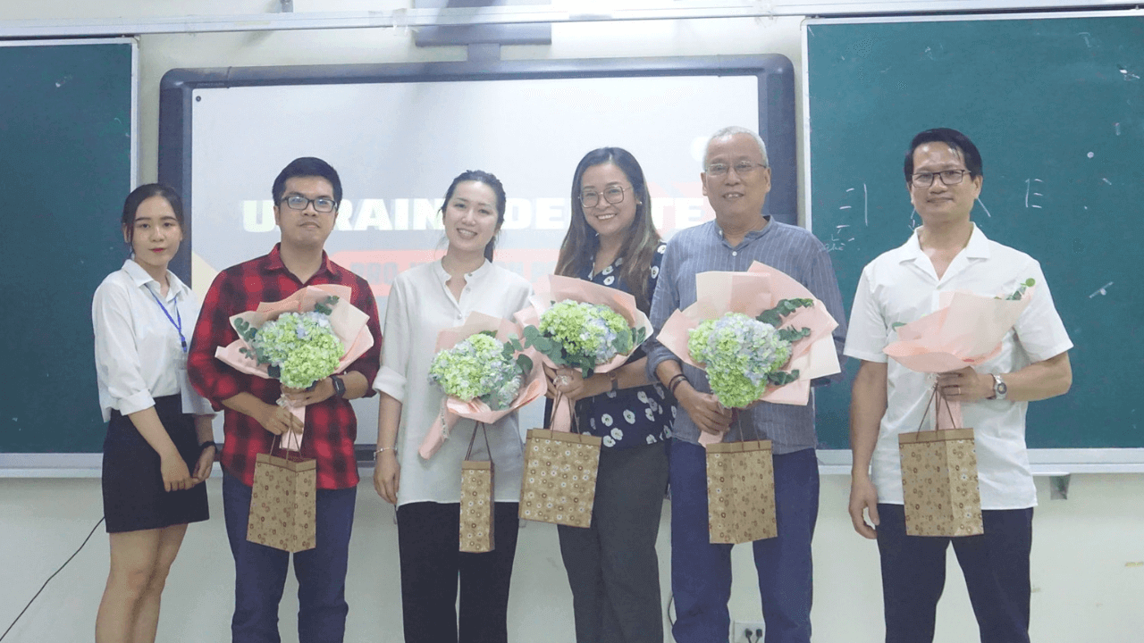 ThS. Nguyễn Trọng Chính (áo caro đỏ) cùng các thầy, cô của khoa Quốc tế học tại một buổi tranh biện của Loa Quốc tế.