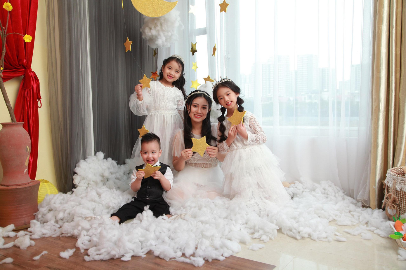 Thu Yến bên 3 con nhỏ.