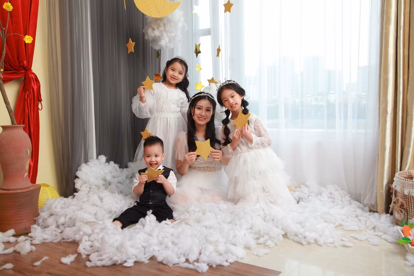 Thu Yến bên 3 con nhỏ.