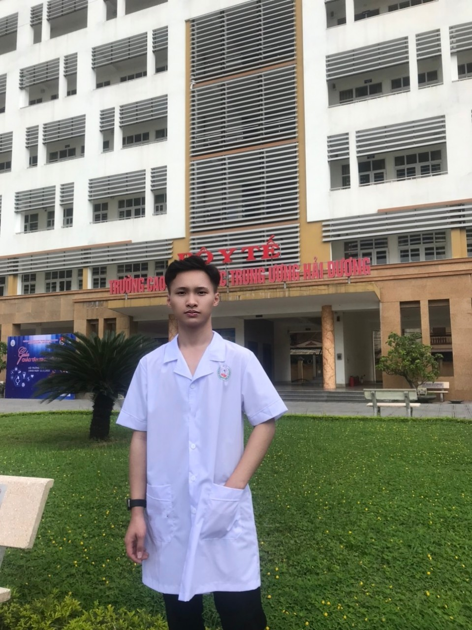 Bùi Trung Thảo (sinh năm 2004) đang là sinh viên năm nhất, Bí thư lớp 15A4, Trường Cao đẳng Dược Trung ương Hải Dương. Bùi Trung Thảo (sinh năm 2004) đang là sinh viên năm nhất, Bí thư lớp 15A4, Trường Cao đẳng Dược Trung ương Hải Dương.