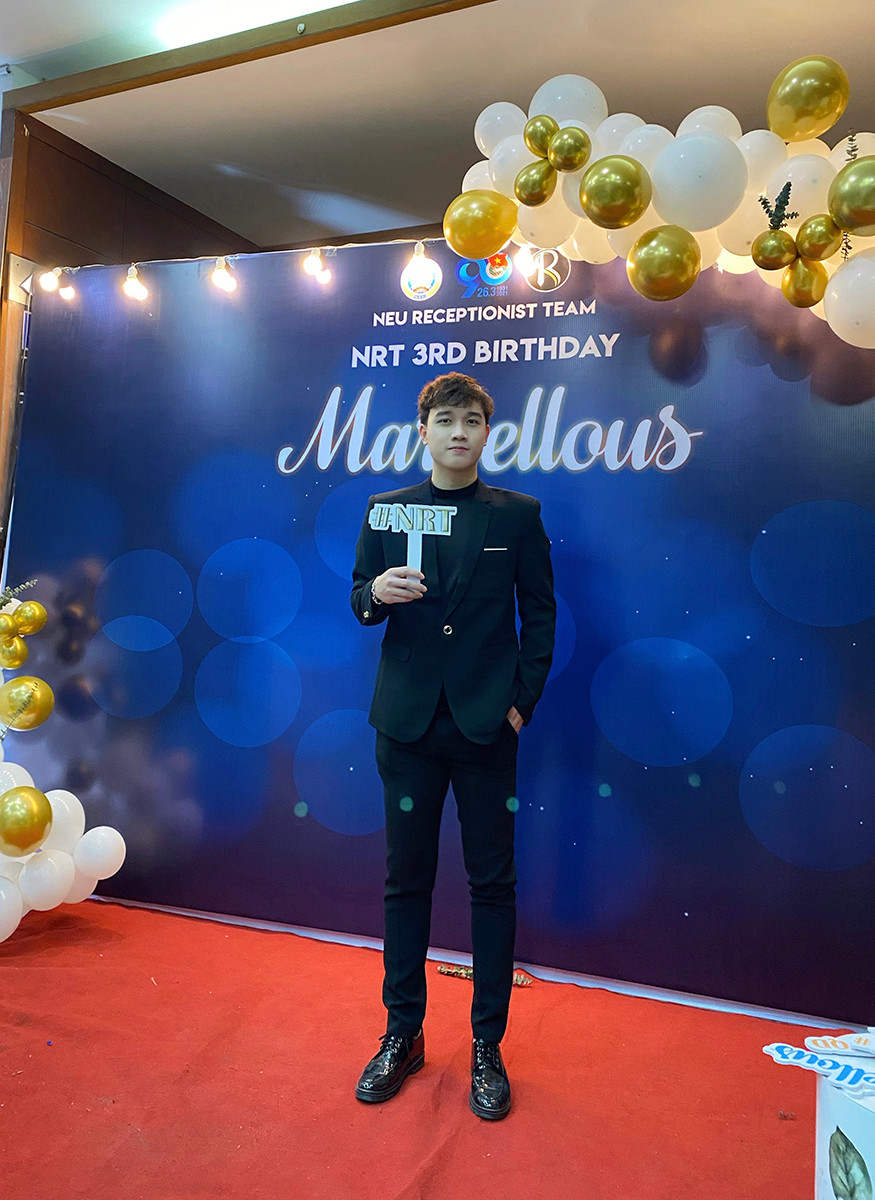 Bên cạnh đó, tại trường, Mạnh Dũng cũng tham gia các Câu lạc bộ giúp nâng cao kỹ năng mềm, các kỹ năng sinh hoạt tập thể, đồng thời có thêm niềm vui, giải trí, giúp cho việc học tập tốt hơn. Bên cạnh đó, tại trường, Mạnh Dũng cũng tham gia các Câu lạc bộ giúp nâng cao kỹ năng mềm, các kỹ năng sinh hoạt tập thể, đồng thời có thêm niềm vui, giải trí, giúp cho việc học tập tốt hơn.