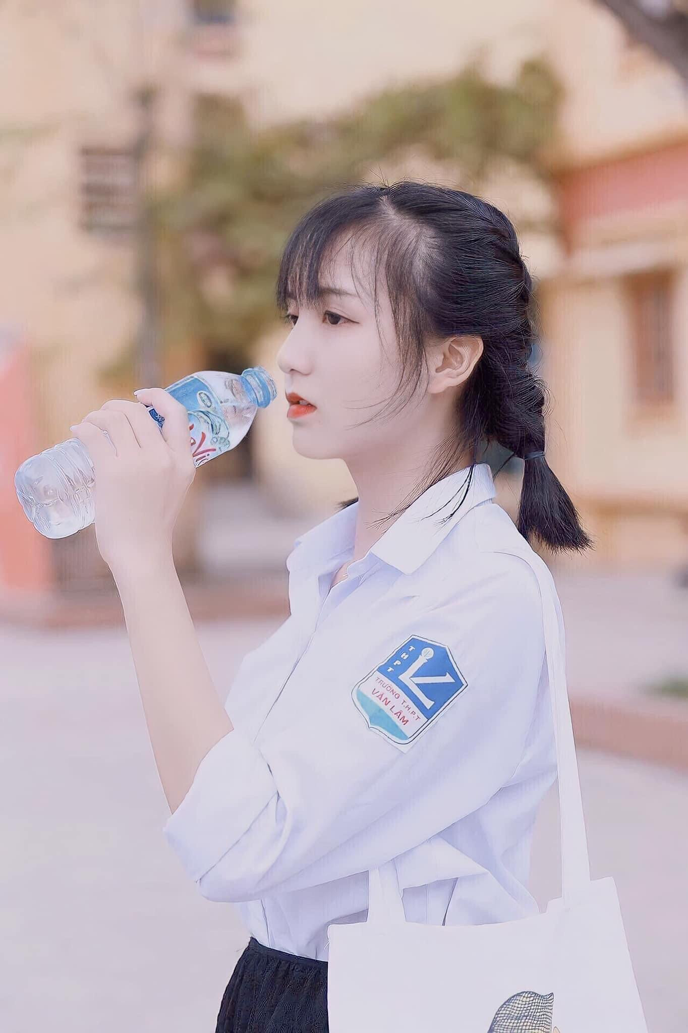 Dù theo đuổi và học song song tại hai trường đại học, tuy nhiên Thu Hương vẫn luôn cố gắng sắp xếp hợp lý thời gian và hoàn thành đầy đủ chương trình học. Dù theo đuổi và học song song tại hai trường đại học, tuy nhiên Thu Hương vẫn luôn cố gắng sắp xếp hợp lý thời gian và hoàn thành đầy đủ chương trình học.