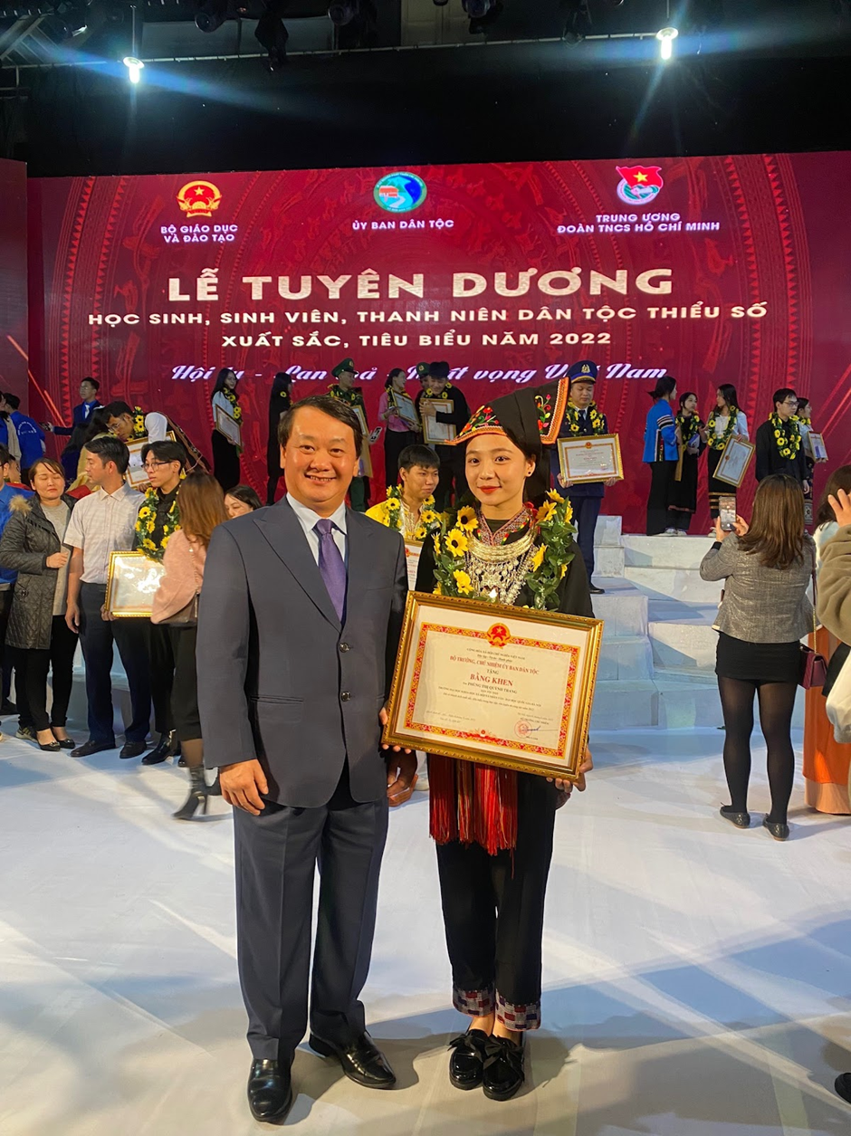 Cô nàng xuất sắc nhận được bằng khen của Ủy ban dân tộc.