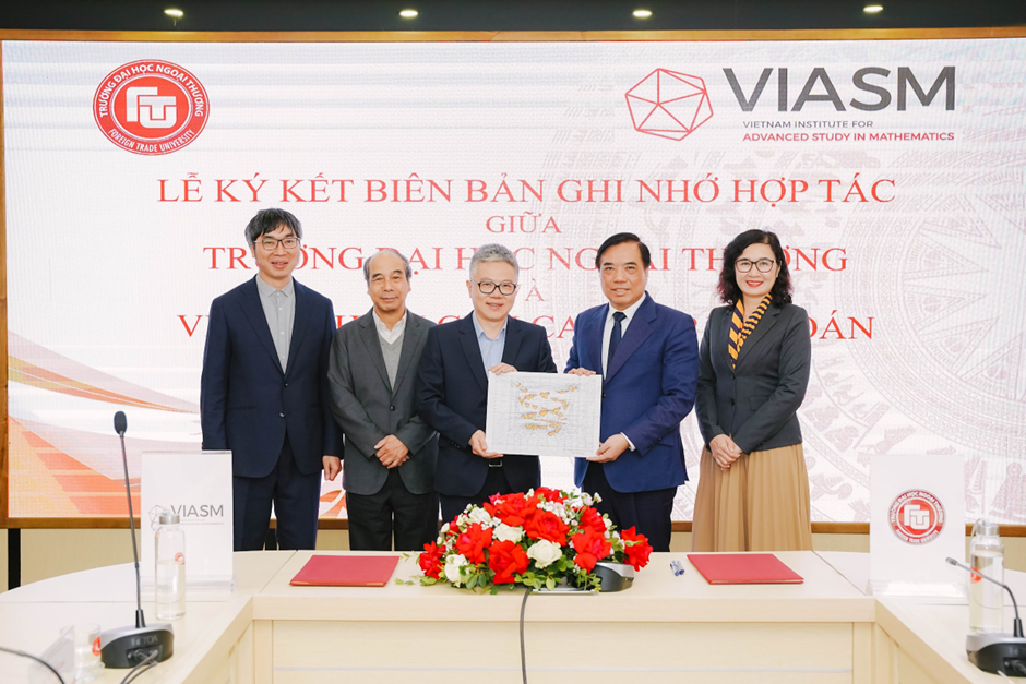 Sáng ngày 9/12/2022 Trường Đại học Ngoại thương ký kết biên bản ghi nhớ hợp tác với Viện Nghiên cứu cao cấp về Toán.