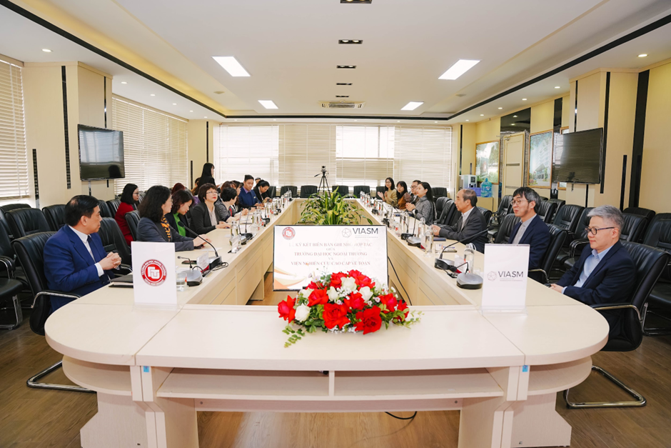 Ngày 9/12/2022, Trường Đại học Ngoại thương và Viện Nghiên cứu cao cấp về Toán (VIASM) đã ký kết biên bản ghi nhớ hợp tác về các nội dung như: hoạt động nghiên cứu và ứng dụng các khoa học liên ngành của toán và kinh tế; chia sẻ thông tin, tài liệu liên quan đến phát triển các chương trình đào tạo và bồi dưỡng; tổ chức các hội thảo, câu lạc bộ, toạ đàm về lĩnh vực toán học, khoa học dữ liệu, và công nghệ số.