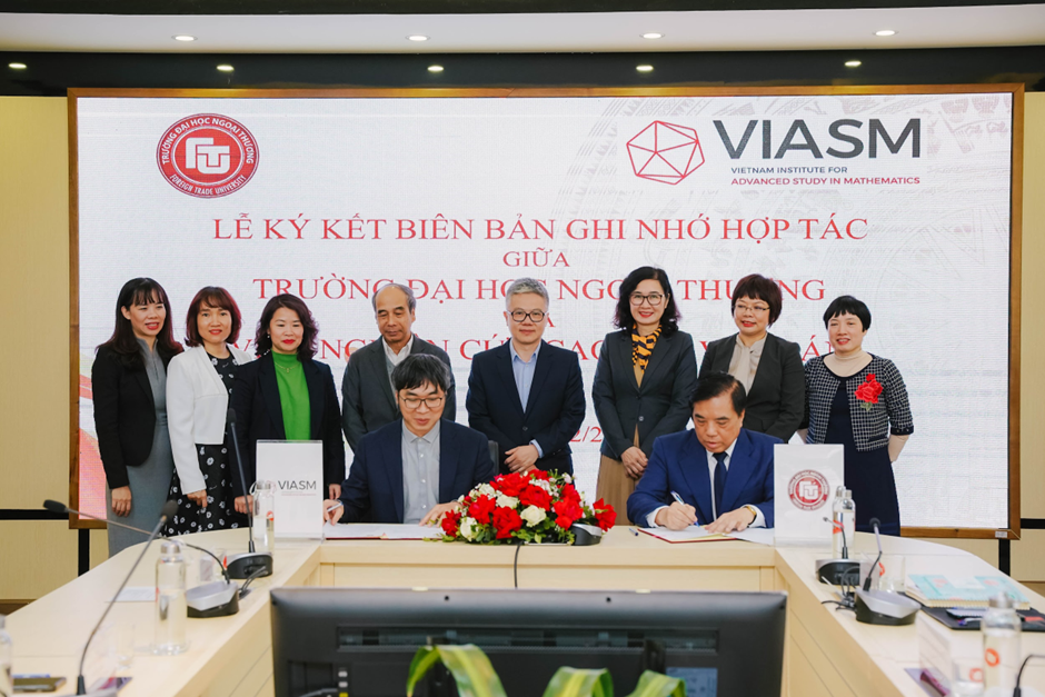PGS. TS Lê Minh Hà - Giám đốc điều hành Viện Nghiên cứu cao cấp về Toán và PGS. TS Bùi Anh Tuấn - Hiệu trưởng Trường Đại học Ngoại thương đã đại diện hai đơn vị ký kết biên bản ghi nhớ hợp tác cùng phát triển.