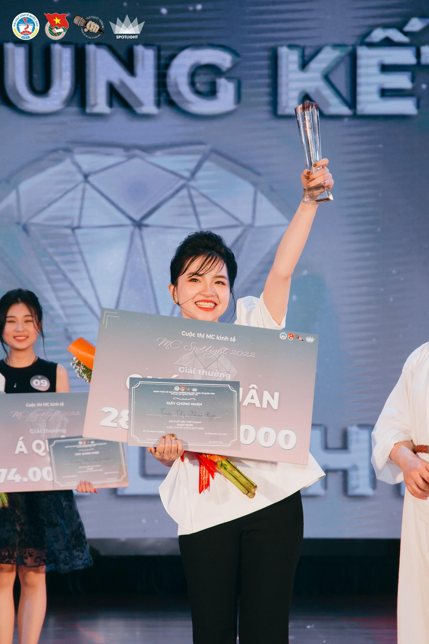 Khánh Huyền xuất sắc chinh phục ngôi vị quán quân của cuộc thi MC Spotlight 2022.