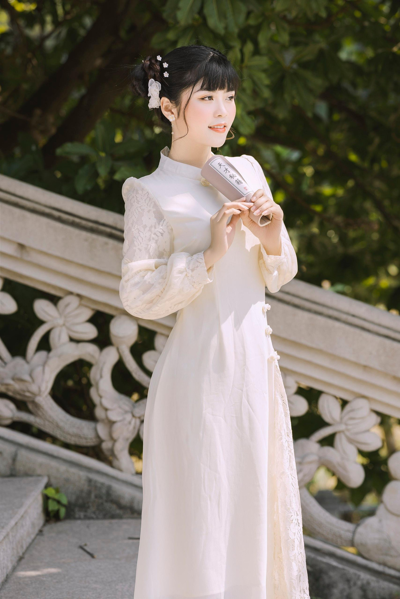 Hiện tại Hoa khôi duyên dáng áo dài Bình Dương vừa học vừa làm, đã tự chủ được tài chính.