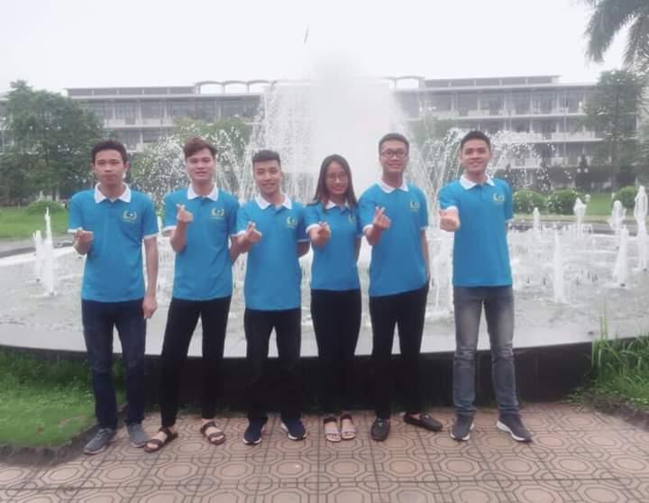 Đinh Ngọc Hùng – lớp 59GT (đứng thứ 2 từ trái sang) cùng các bạn tham gia thi Olympic Quốc gia môn Cơ lí thuyết. Đinh Ngọc Hùng – lớp 59GT (đứng thứ 2 từ trái sang) cùng các bạn tham gia thi Olympic Quốc gia môn Cơ lí thuyết.