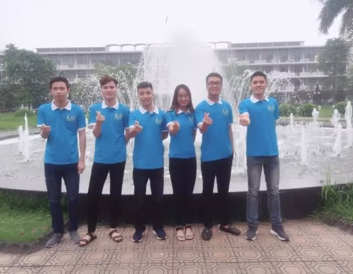 Đinh Ngọc Hùng – lớp 59GT (đứng thứ 2 từ trái sang) cùng các bạn tham gia thi Olympic Quốc gia môn Cơ lí thuyết.