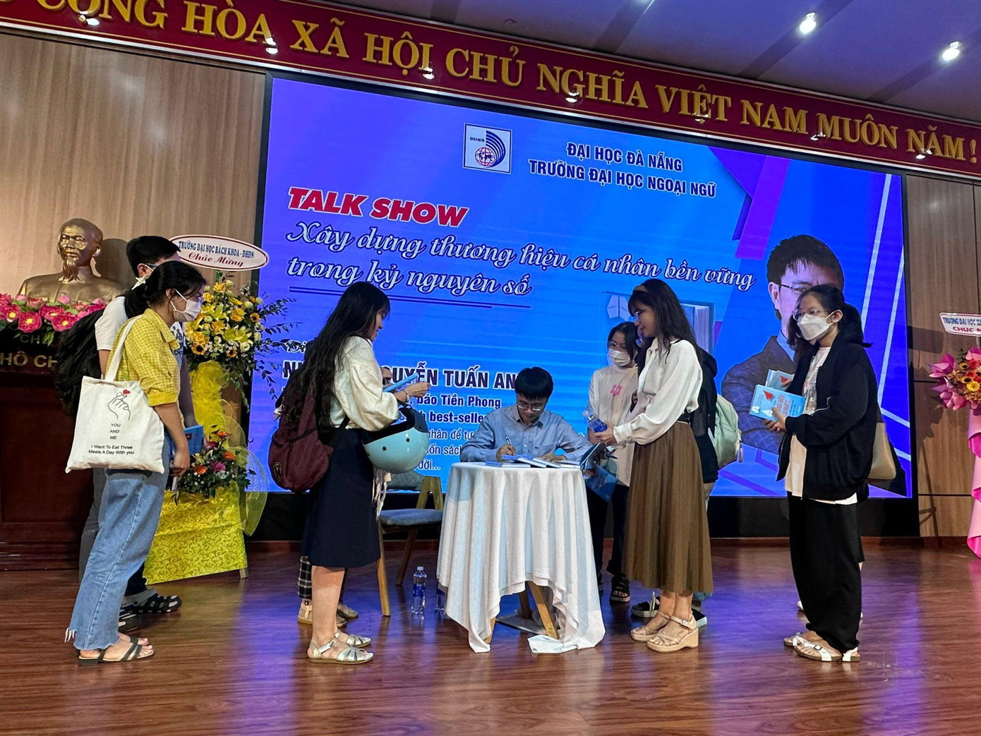 Tác giả, nhà báo Nguyễn Tuấn Anh ký tặng sách cho sinh viên.