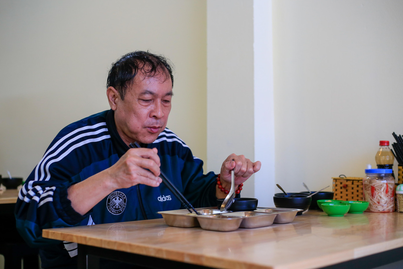 Chú Phạm Hồng Hải (sinh năm 1958, Cầu Giấy), cho biết: &quot;Do dịch bệnh nên nhiều công ty đóng cửa nên tôi vẫn phải ở nhà, được biết nhà ăn Nhất Tâm phục vụ cơm chay 0 đồng nên tôi cảm thấy rất vui, công việc này rất ý nghĩa. Cơm được đầu bếp ở đây nấu rất ngon và vừa phải&quot;. Ảnh: Tuấn Anh