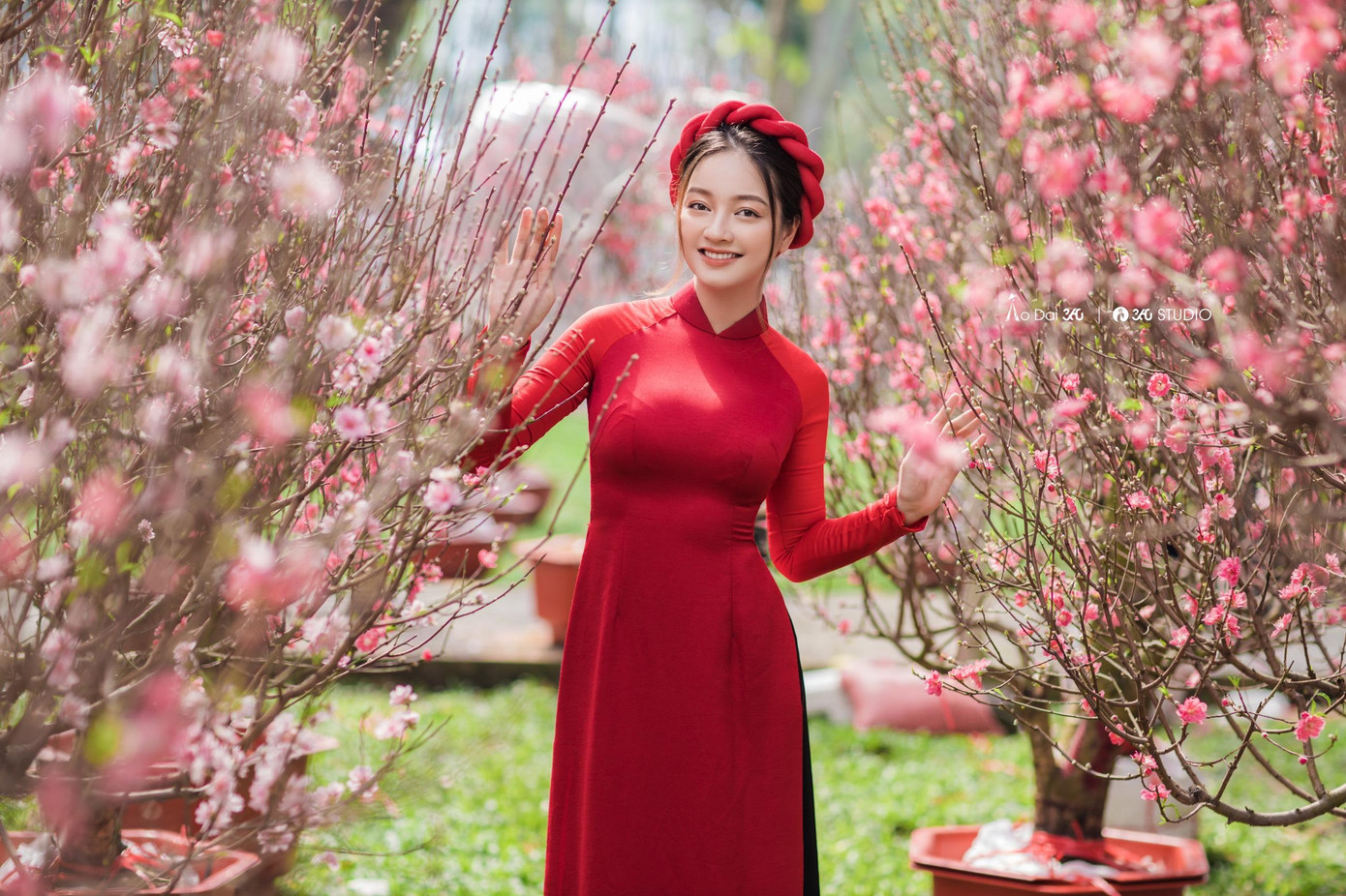 Thiếu nữ Sài Thành rất tự tin khi diện áo dài.