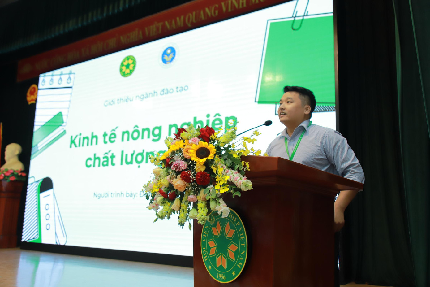 ThS. Đặng Xuân Phi giới thiệu về ngành Kinh tế nông nghiệp chất lượng cao. ThS. Đặng Xuân Phi giới thiệu về ngành Kinh tế nông nghiệp chất lượng cao.