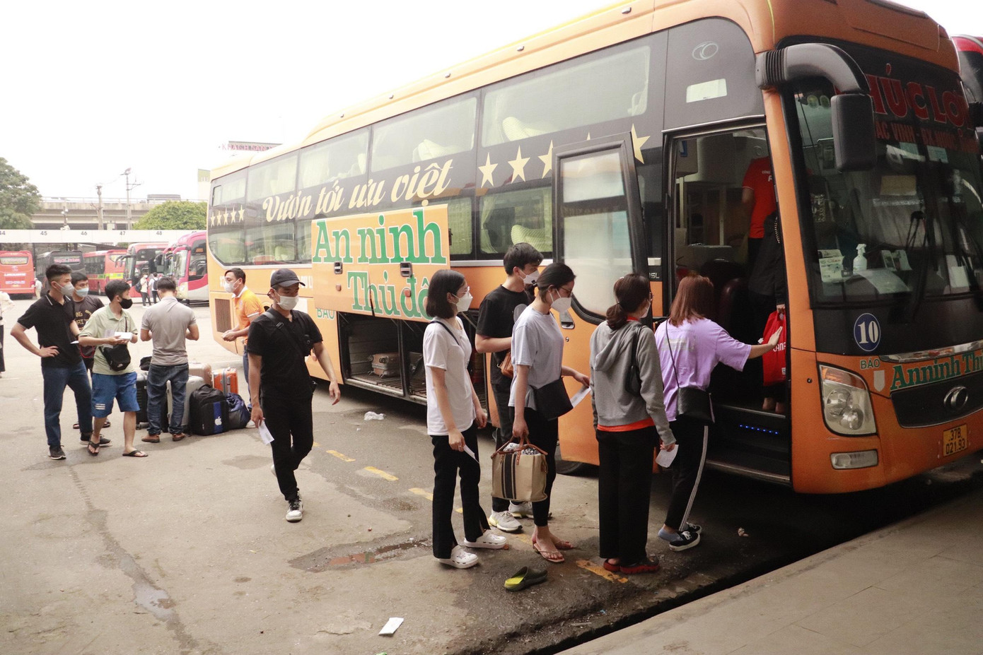 Nhiều chuyến xe trong tình trạng kẹt cứng, quá tải bởi lượng khách tăng đột biến so với những ngày thường. Ảnh: Linh Chi