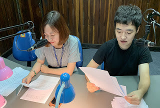 Tuấn Jeon đang làm việc cùng đồng nghiệp tại VOV5. (Ảnh: NVCC)