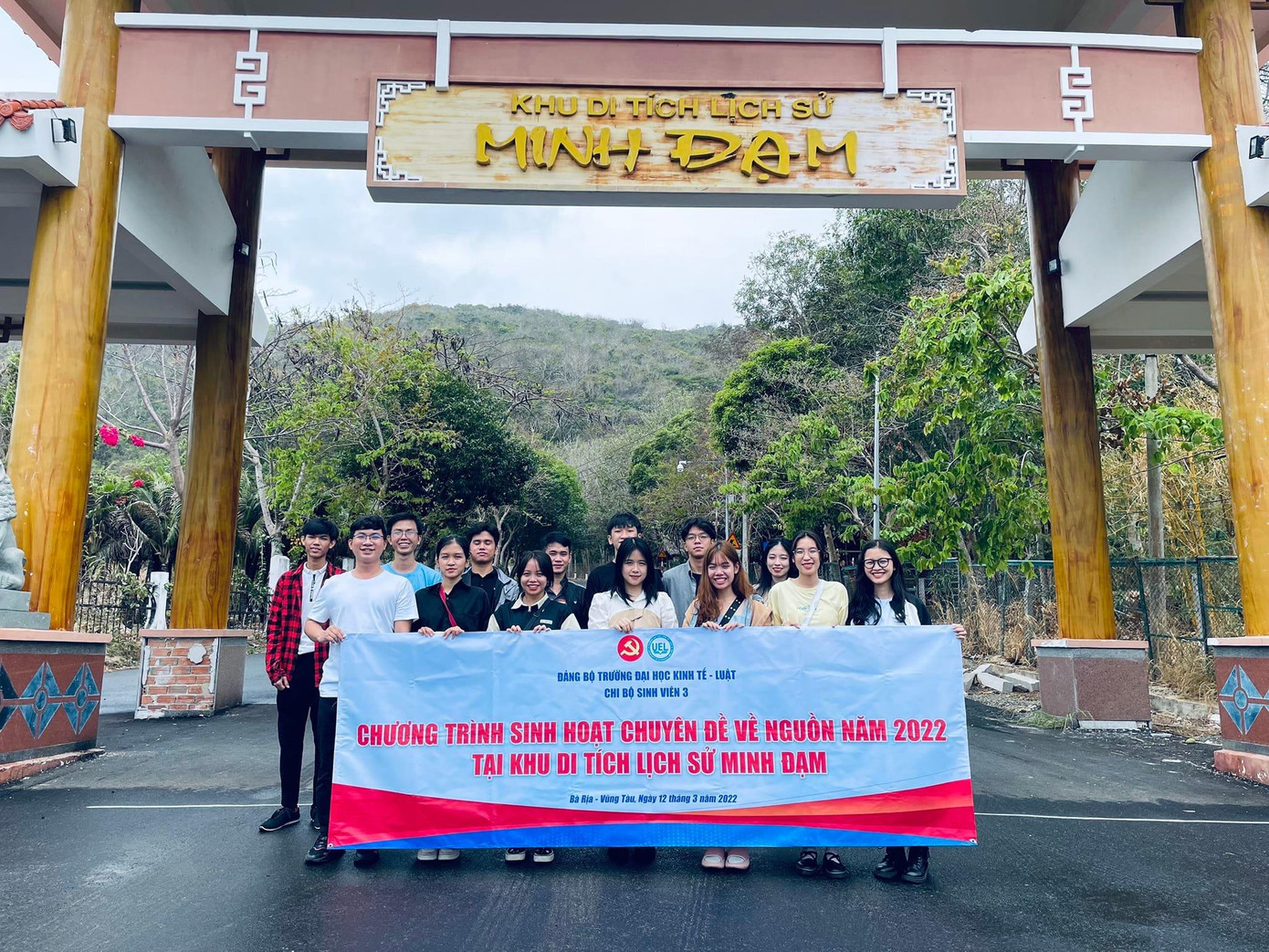 Dương Phụng tham gia "Chương trình sinh hoạt chuyên đề về nguồn năm 2022 tại khu di tích lịch sử Minh Đam".