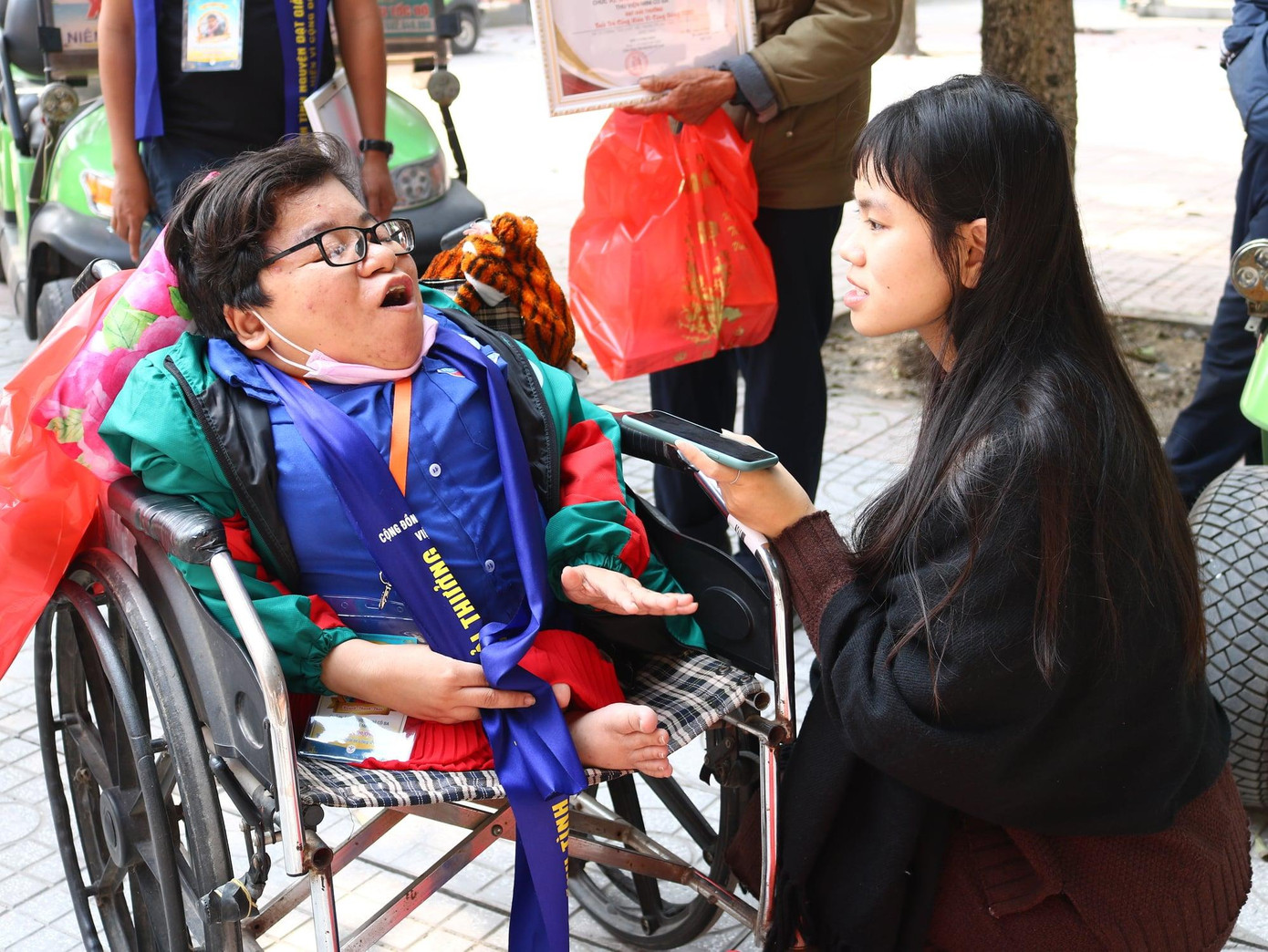 Hồng Ngọc tham gia tình nguyện và tác nghiệp tại Lễ tôn vinh "Tuổi trẻ vì cộng đồng" do Cộng đồng tình nguyện Việt Nam tổ chức ở Cửa Lò, Nghệ An. Hồng Ngọc tham gia tình nguyện và tác nghiệp tại Lễ tôn vinh "Tuổi trẻ vì cộng đồng" do Cộng đồng tình nguyện Việt Nam tổ chức ở Cửa Lò, Nghệ An.