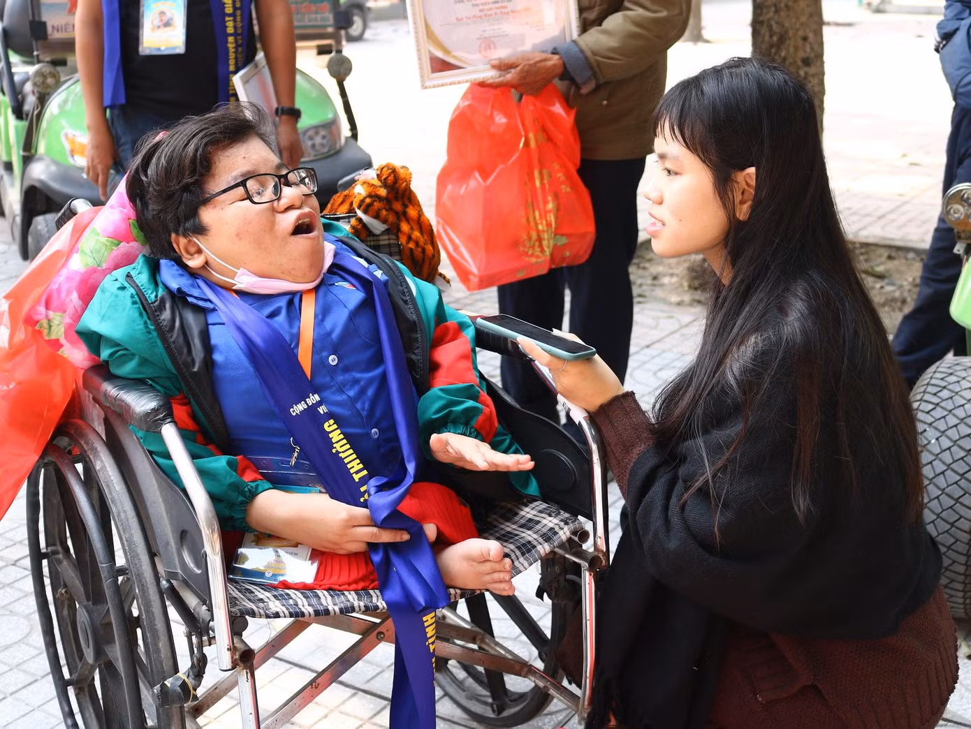 Hồng Ngọc tham gia tình nguyện và tác nghiệp tại Lễ tôn vinh "Tuổi trẻ vì cộng đồng" do Cộng đồng tình nguyện Việt Nam tổ chức ở Cửa Lò, Nghệ An.