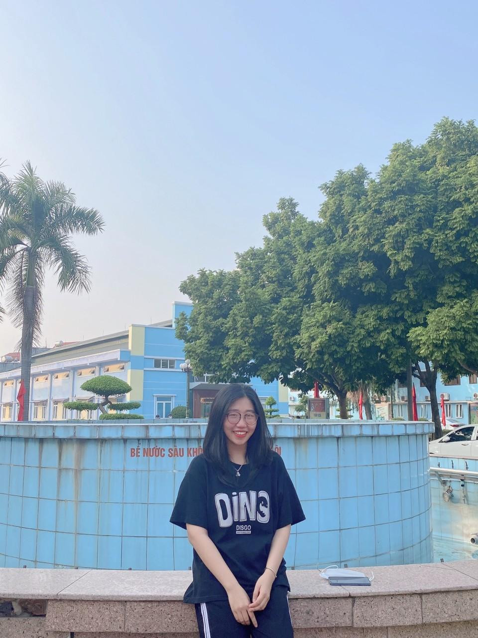 Nguyệt Hằng lớn lên tại Hải Dương, từng bị tự ti bởi những lời cười nhạo của bạn bè thế nhưng chính sự kiên trì động viên, ân cần dạy bảo của mẹ đã giúp cô mạnh mẽ vượt lên tất cả.