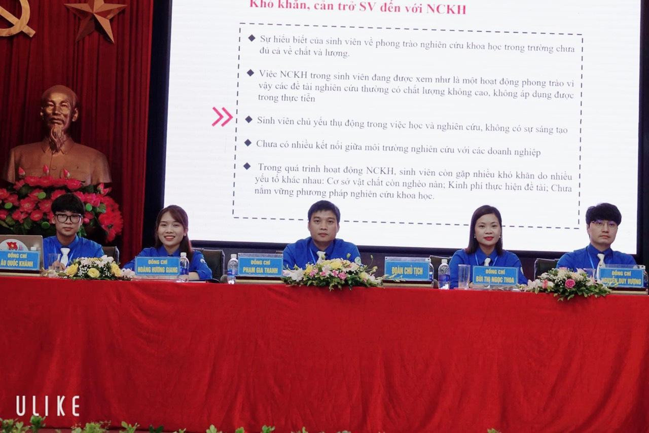 Nhờ có Đoàn – Hội đã giúp bản thân Hương Giang (thứ hai bên trái sang) tự tin và năng động hơn rất nhiều.