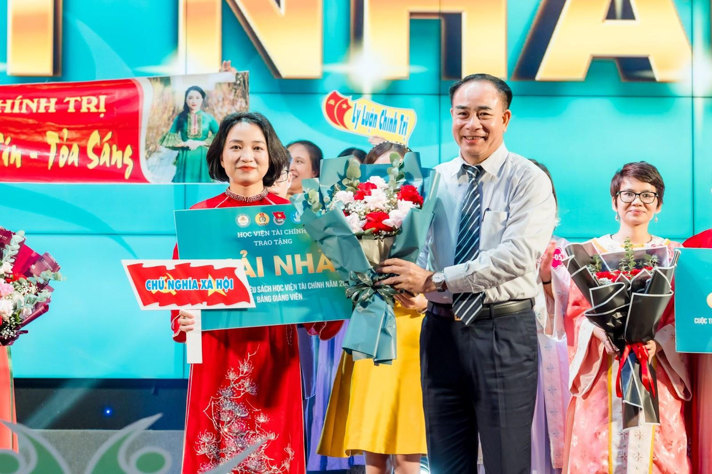 Cô Phạm Quỳnh Trang - Khoa Lý luận Chính trị - Đạt Giải nhất Cuộc thi bảng Giảng viên.