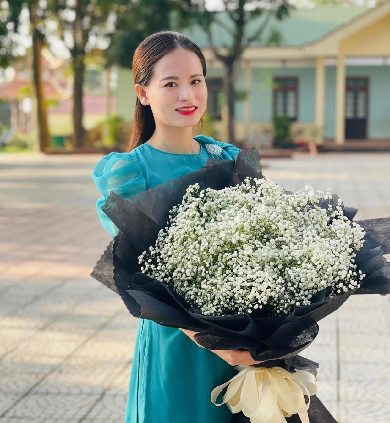 Cô giáo Võ Liên, người luôn bên cạnh ủng hộ Thế Nhân trên con đường nghệ thuật. Cô giáo Võ Liên, người luôn bên cạnh ủng hộ Thế Nhân trên con đường nghệ thuật.