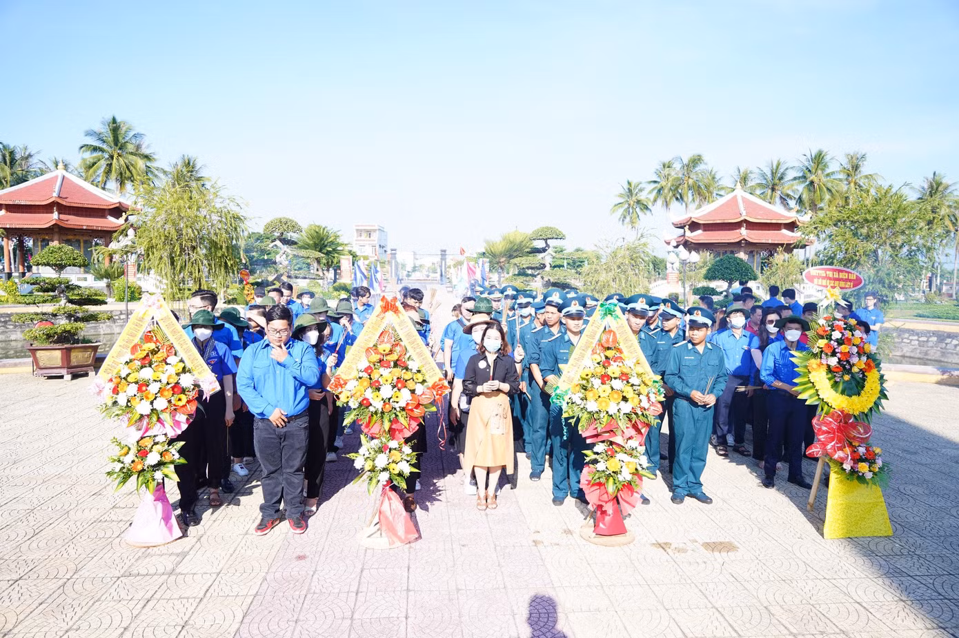 Đoàn dâng hương tưởng niệm, tri ân các Anh hùng liệt sĩ tại Nghĩa trang Điện Bàn, tỉnh Quảng Nam.