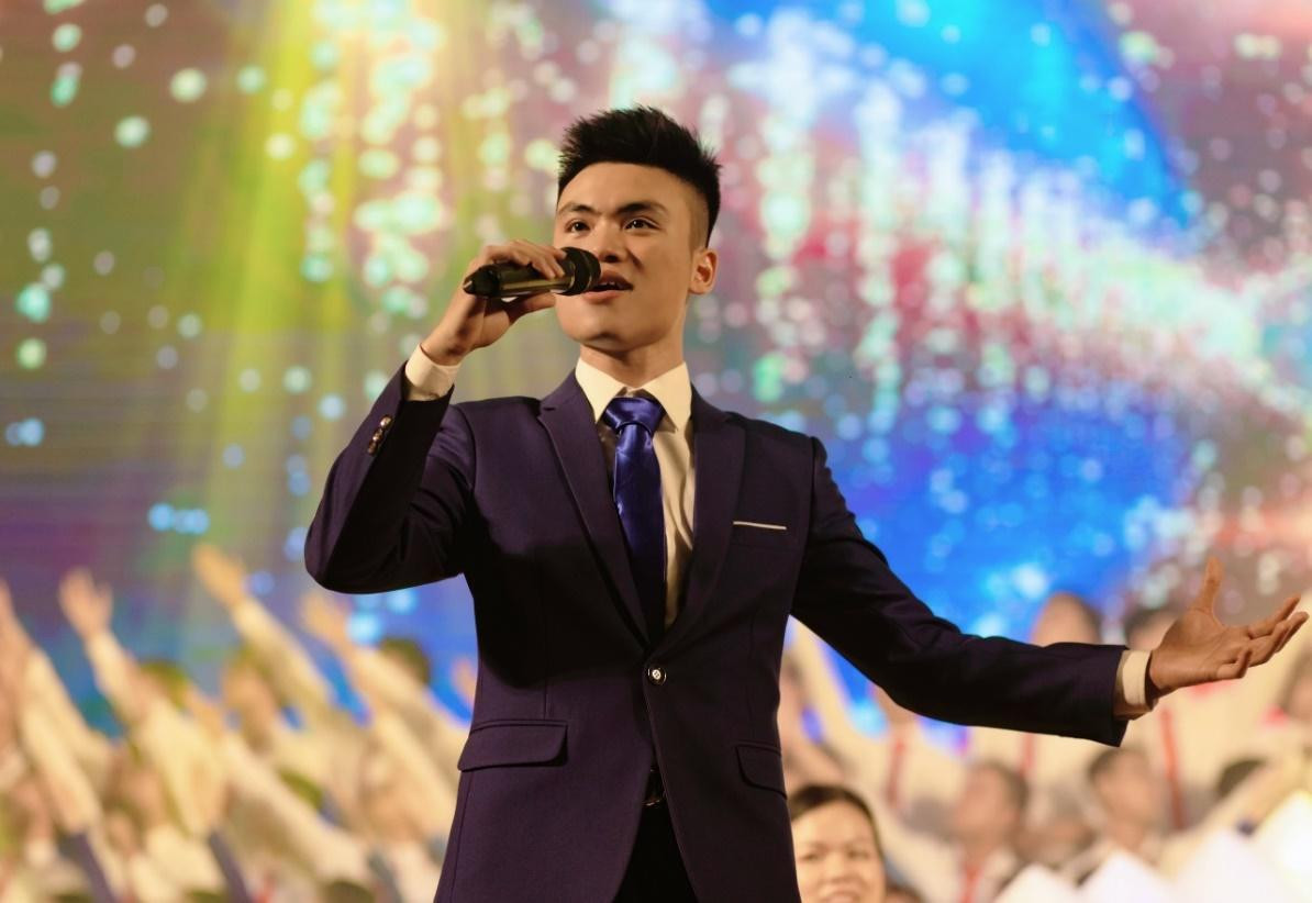 Việt Anh có chất giọng nội lực, phong cách biểu diễn tự tin và lôi cuốn trên sân khấu.