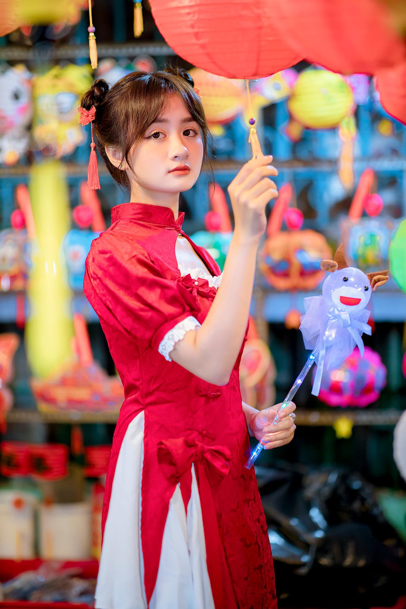 Quỳnh Như lựa chọn sườn xám để diện trong bộ ảnh của mình.