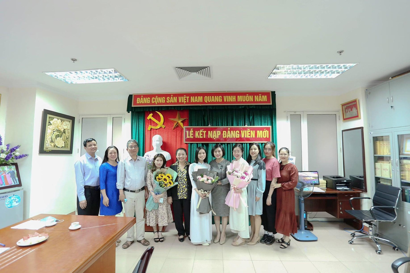 Cô Đảng viên trẻ trong Lễ Kết nạp Đảng cho những sinh viên xuất sắc của Học viện Báo chí và Tuyên Truyền. Cô Đảng viên trẻ trong Lễ Kết nạp Đảng cho những sinh viên xuất sắc của Học viện Báo chí và Tuyên Truyền.