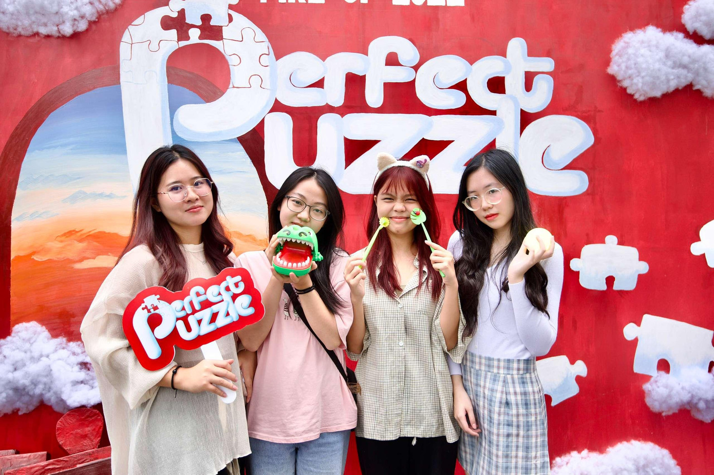 Chiếc photobooth rực rỡ sắc đỏ tại khuôn viên Học viện Báo chí và Tuyên truyền.